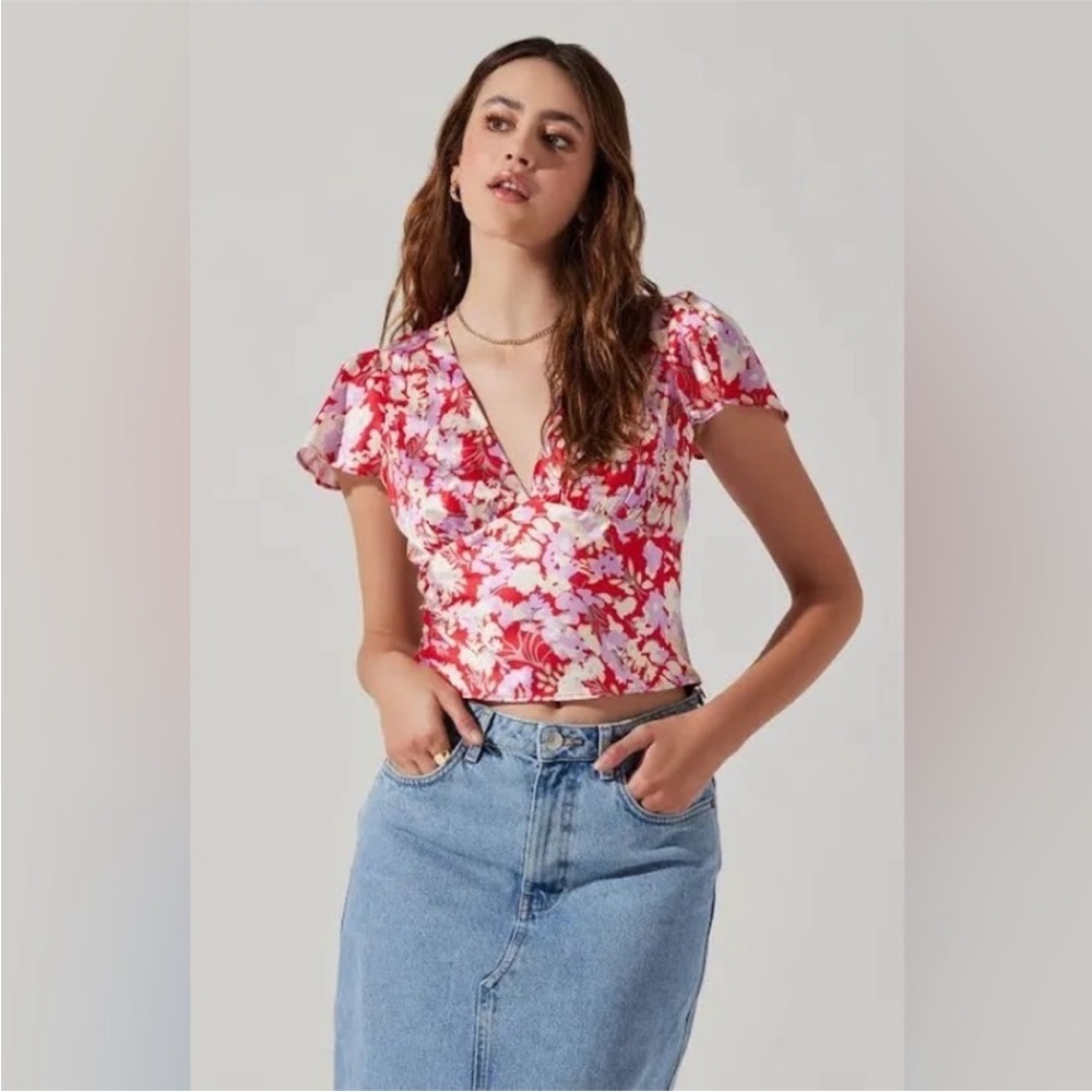 NWT ASTR The Label Floral Flutter Sleeve Blouse Red Lilac Print Size Large